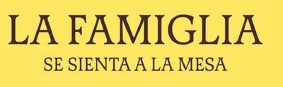 LA FAMIGLIA SE SIENTA A LA MESA