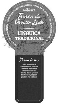 EUROFUMEIRO DESDE 1996 TERRAS DO VENTO LESTE LINGUIÇA TRADICIONAL PREMIUM O SABOR INCONFUNDÍVEL DO FUMEIRO TRADICIONAL, UTILIZANDO OS MELHORES INGREDIENTES E CONFECCIONADO COM TOTAL CONFIANÇA. RECEITAS E PRECEITOS TRANSMITIDOS DE GERAÇÃO EM GERAÇÃO HÁ MAIS DE 20 ANOS